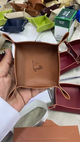 حفر الاسم مع قاعدة الجلد