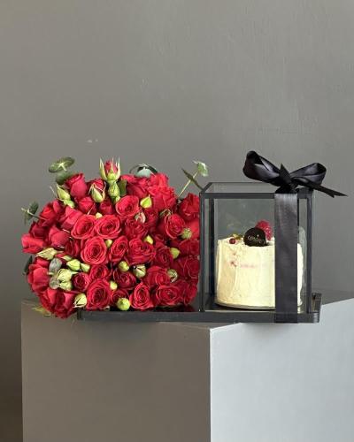 قاعدة الكيك مع الورد الاحمر