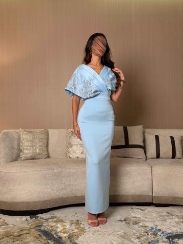 فستان سهرة طويل أزرق سماوي بأكمام كاب