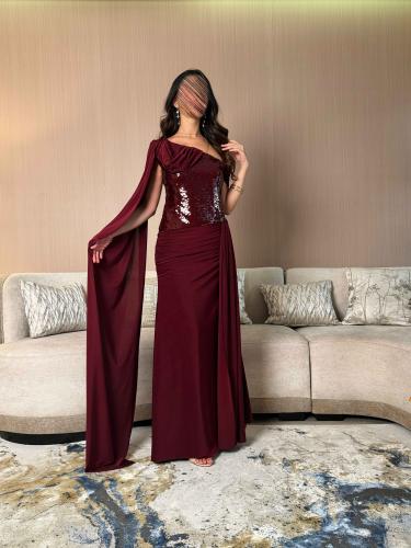 فستان سهرة طويل برغندي بكتف واحد وترتر