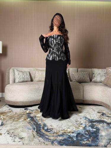 فستان سهرة طويل أسود بكورسيه دانتيل وأكمام طويلة
