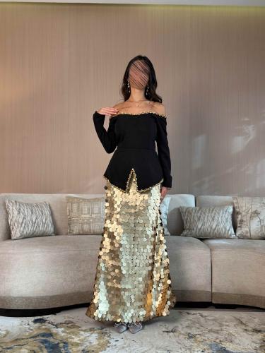 فستان سهرة طويل أسود وذهبي بأكتاف مكشوفة