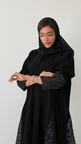 عبايه كريب ملكي مع دانتيل