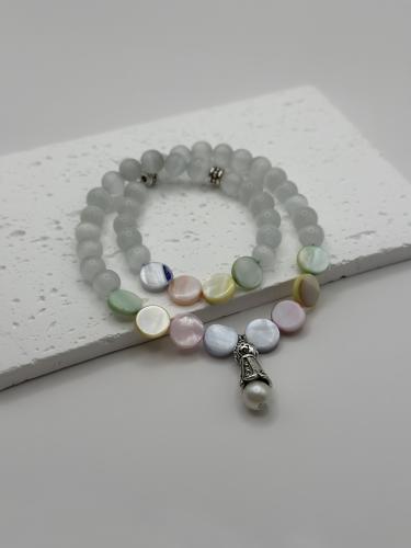 سبح واسورة باللون الابيض والاحجار الملونة