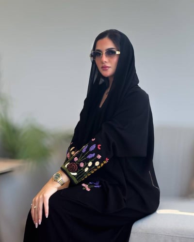 عبايه مطرزة خيوط دردوزي برسمات مختلفه
