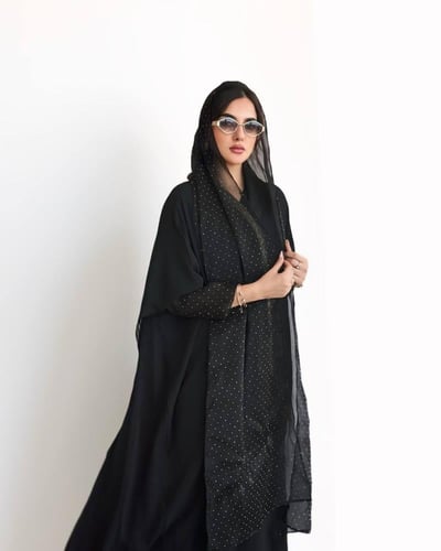 عباية ناعمه هاف بشت