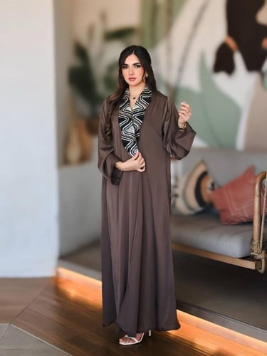 عباية كريب مع اضافة شك يدوي أسود وابيض