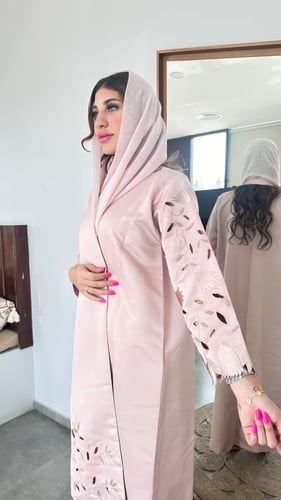 عباية بينك فاتح