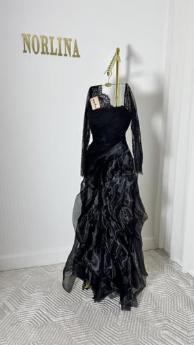 فستان بالدانتيل الناعم وتداخيل الأورجنزا