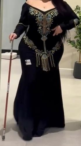 فستان اسود بتطريز يدوي