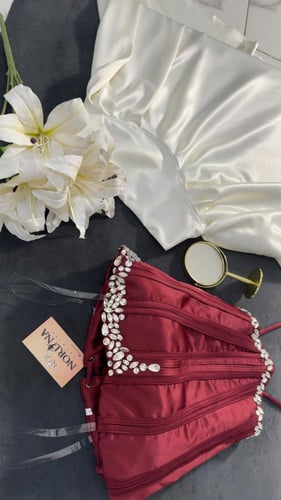 طقم بلوزه وتنوره بتصميم مميز وحصري