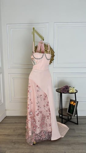 فستان وردي بكرستال صدر