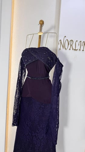 فستان بلون بنفسجي داكن انيق