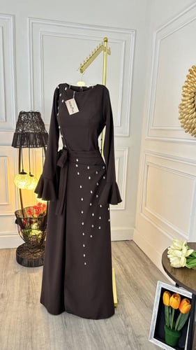 فستان باللون الهبه