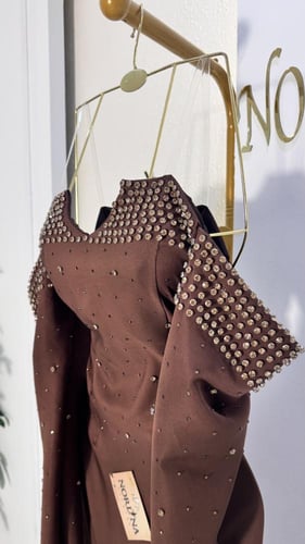 فستان بلون مميز وأنيق وشك كرستال