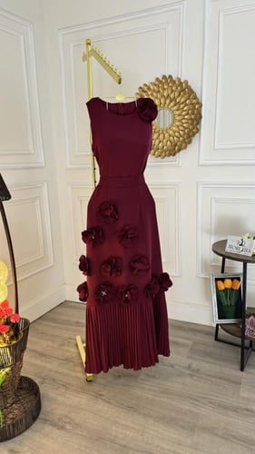 فستان باللون البرغندي المورد