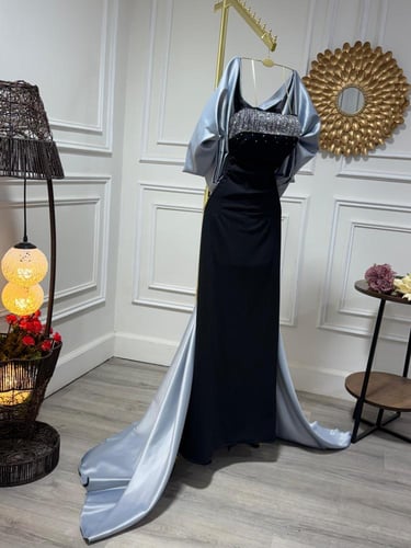 فستان كلاسيكي بتطريز كريستال