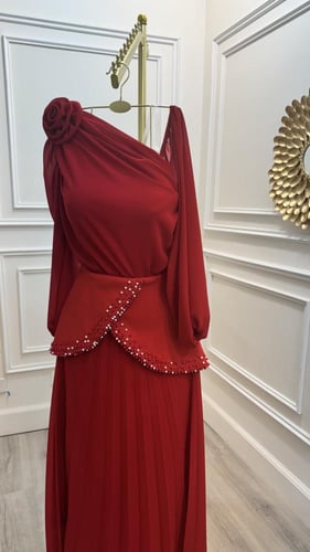 فستان ناعم باللون الأحمر