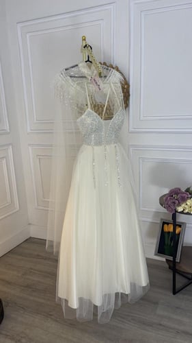 فستان بشت تل على ريش