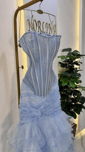 فستان سماوي بتصميم بلوزه وتنوره بشك لولو وكرستال