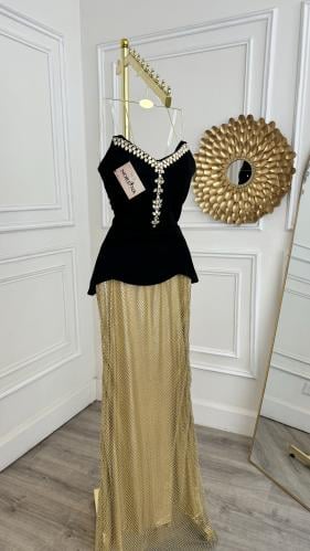 فستان بتصميم مميز بخامة السناره واللمعه