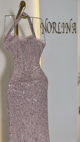 فستان سهره بلون زهري بتصميم كلاسيكي انيق