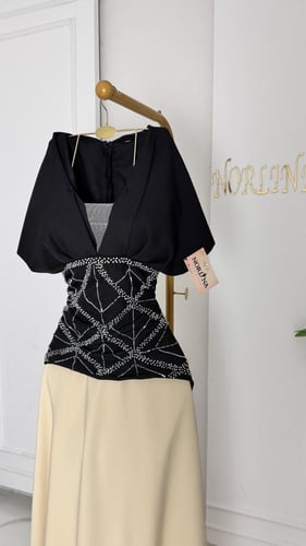 فستان كلاسيكي باللون الأسود والبيج