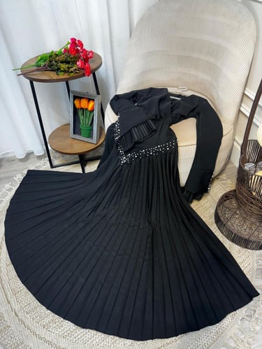 فستان اسود بتكسيره بليسيه