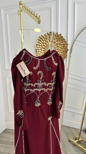 فستان عودي بتطريز كرستال فخم