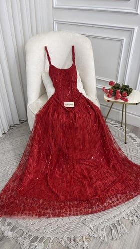 فستان احمر بشك تطريز مكثف