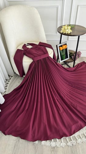 فستان باللون البرغندي