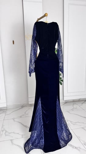 فستان الشتاء بلون كحلي بسلفان لامع