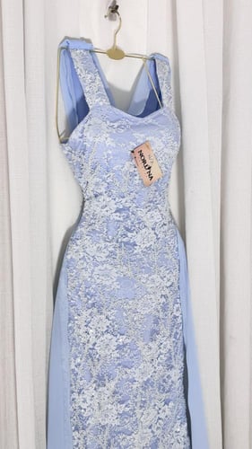 فستان سماوي بدانتيل فرنسي مطرز