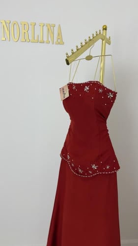 فستان باللون الطوبي وتطريز شك يدوي