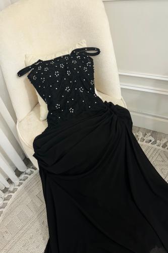 فستان اسود بتطريز كرستال وخامتة الشيفون