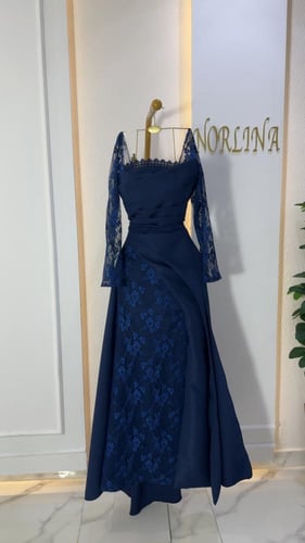 فستان عودي أنيق مزين بالدانتيل الناعم