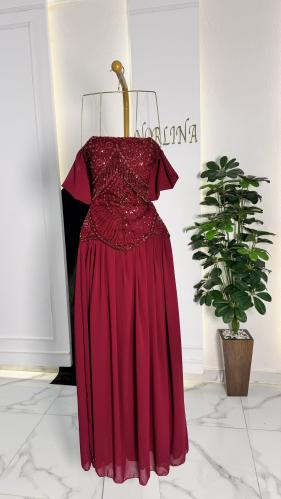 فستان باللون العودي بصدريه هدب وخرز