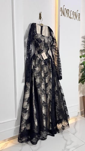 فستان اسود دانتيل بداخليه بيج