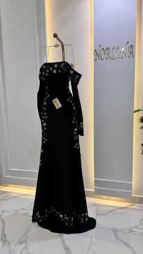 فستانك الأحمر الانيق المطرز بالكرستال