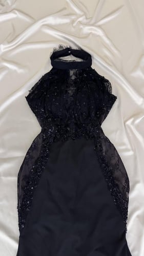 فستان كلاسيكي بالدانتيل