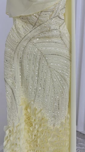 فستان باللون الليموني المميز