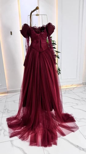 فستان بلون عودي تصميم ملكي