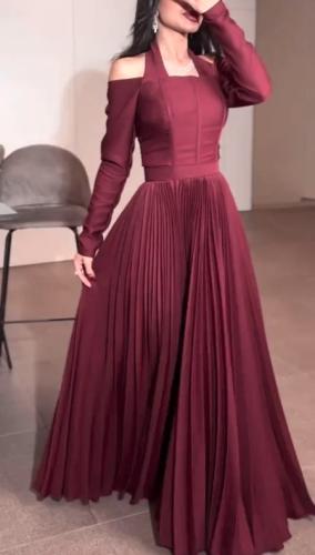 فستان باللون البرغندي