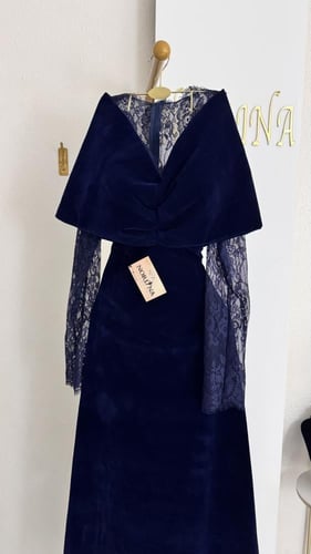 فستان جوخ كحلي بدانتيل ناعم