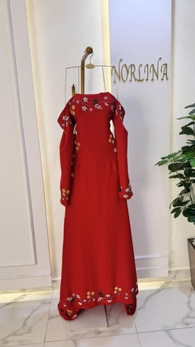 فستانك الأحمر الانيق المطرز بالكرستال