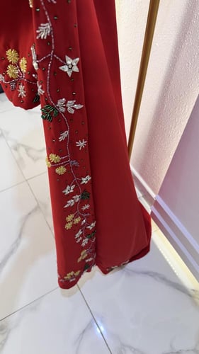 فستانك الأحمر الانيق المطرز بالكرستال