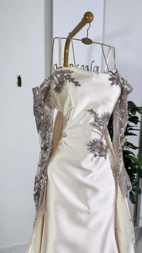 فستان بلون بيج بذيل سهره مورد