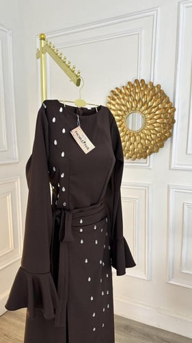 فستان باللون الهبه