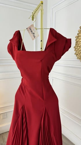 فستان الأحمر القصير