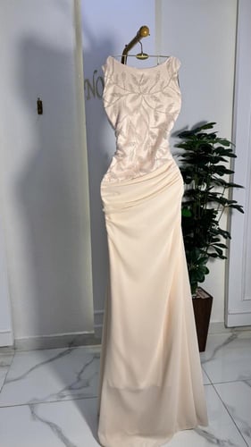 فستان بتطريز يدوي فاخر